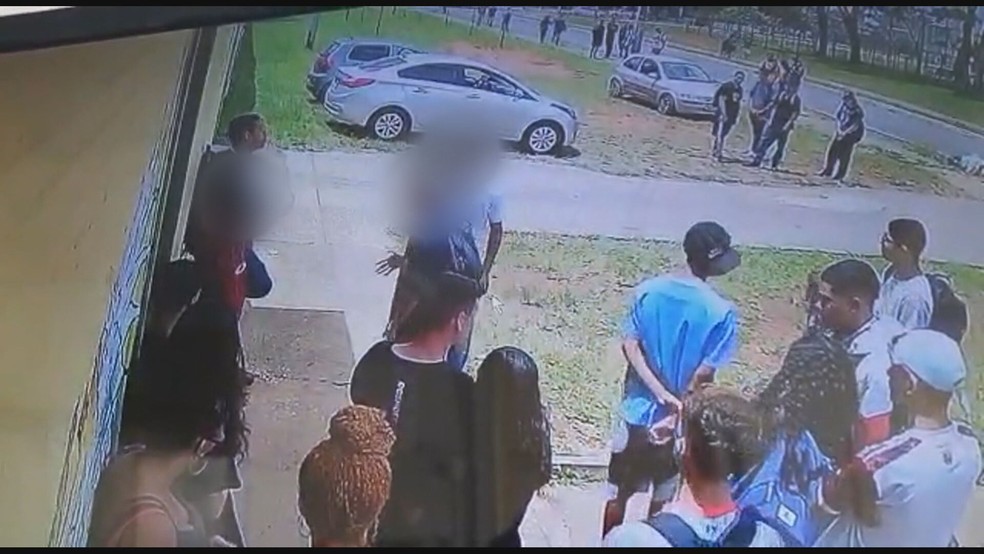Estudante, de 17 anos, é esfaqueado no CEM 3 de Ceilândia, no DF — Foto: TV Globo/Reprodução