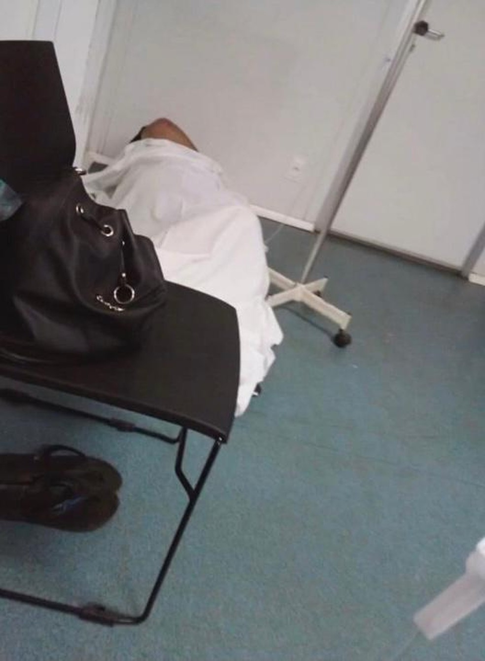 Paciente deitado no chão da UPA de Samambaia, no DF — Foto: TV Globo/Reprodução