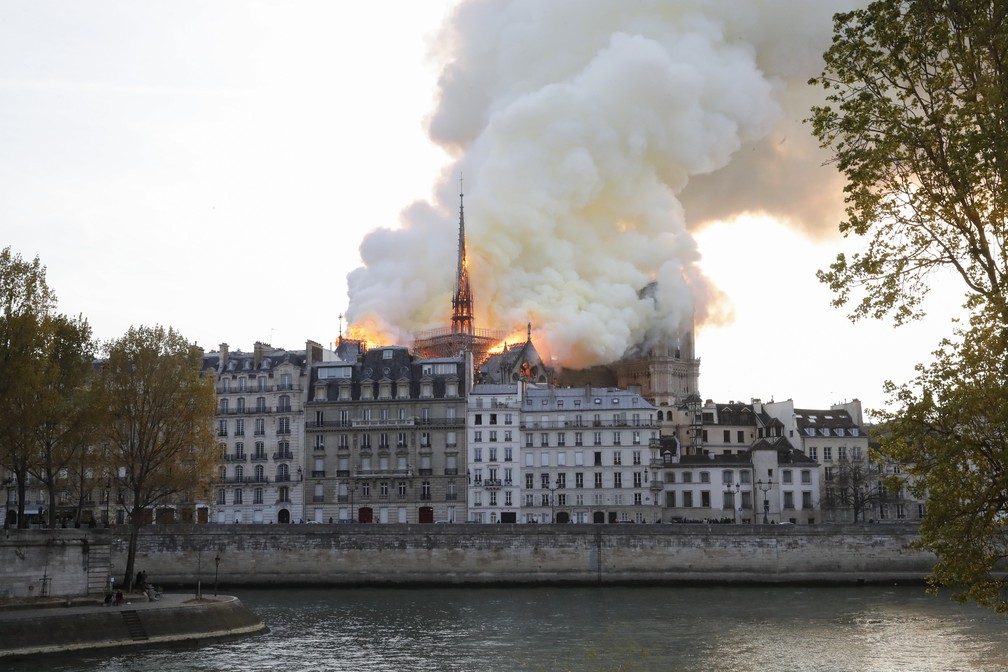 Incêndio atinge a Catedral de Notre-Dame em Paris — Foto: François Guillot/AFP