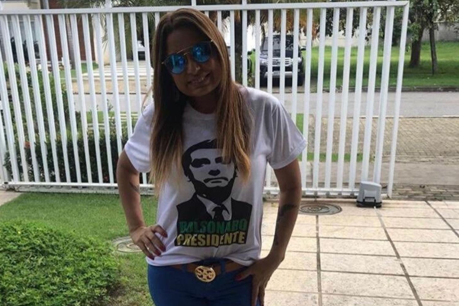 A promotora Carmen Eliza Bastos de Carvalho em campanha por Bolsonaro