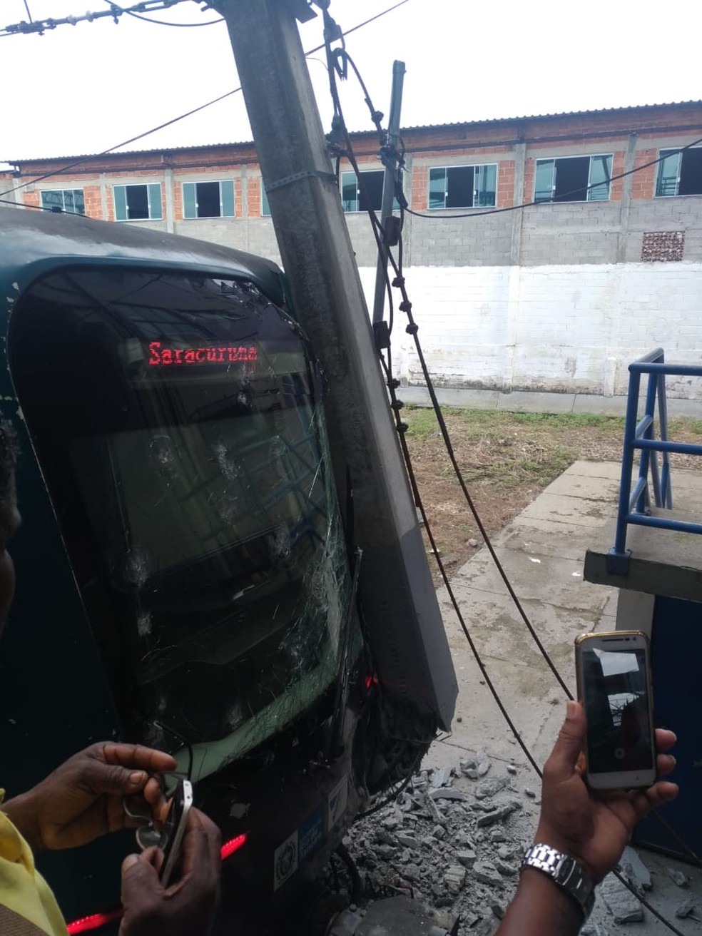 ComposiÃ§Ã£o bateu em poste e quebrou vidraÃ§a dianteira â€” Foto: Arquivo pessoal / Douglas MendonÃ§a