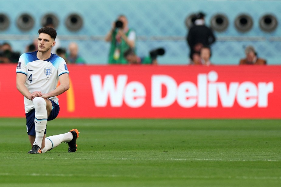 Jogadores da Inglaterra ajoelharam em campo, antes de partida contra o irã pela Copa do Mundo do Catar; na imagem, o camisa 4 Declan Rice