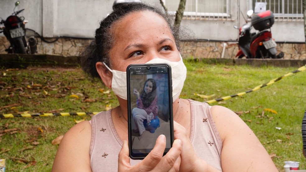 Francisca mostrando a filha Stephanie, vítima da tragédia em Petrópolis — Foto: Stephanie Rodrigues/g1