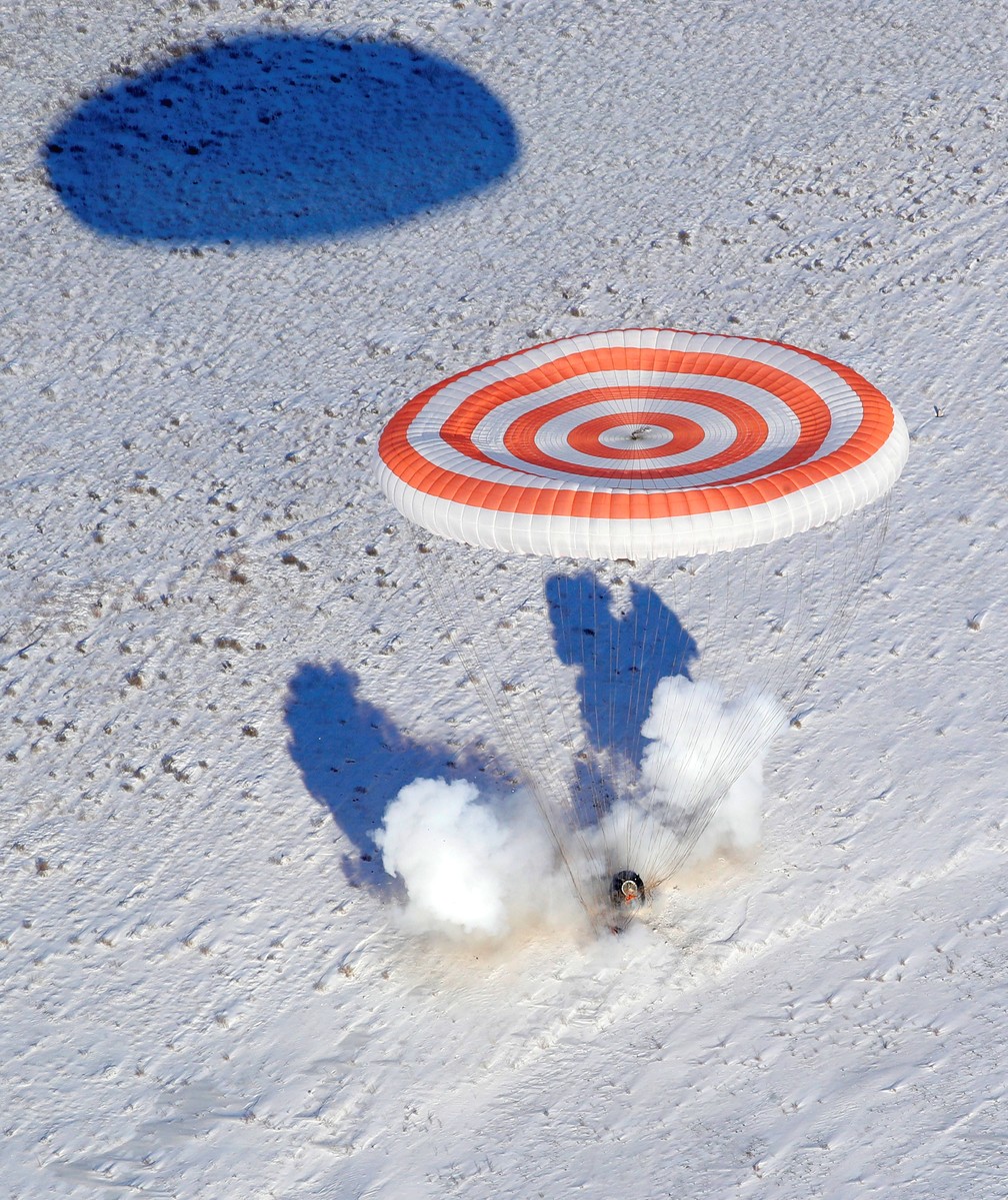 Momento da aterrissagem de volta à Terra nesta quinta (Foto: Dmitry Lovetsky/AFP)