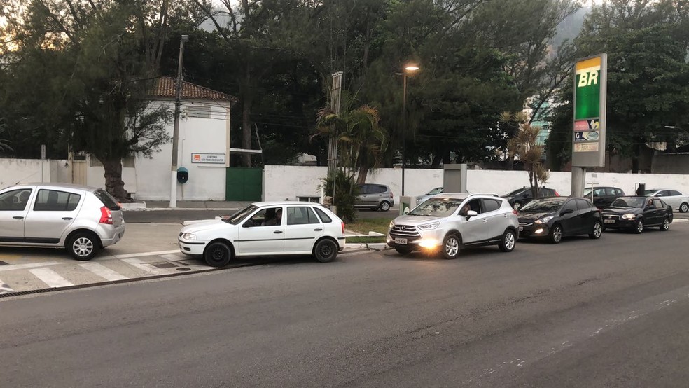 Fila em posto de combustíveis em Charitas, em Niterói (Foto: Bruno Albernaz/ G1)