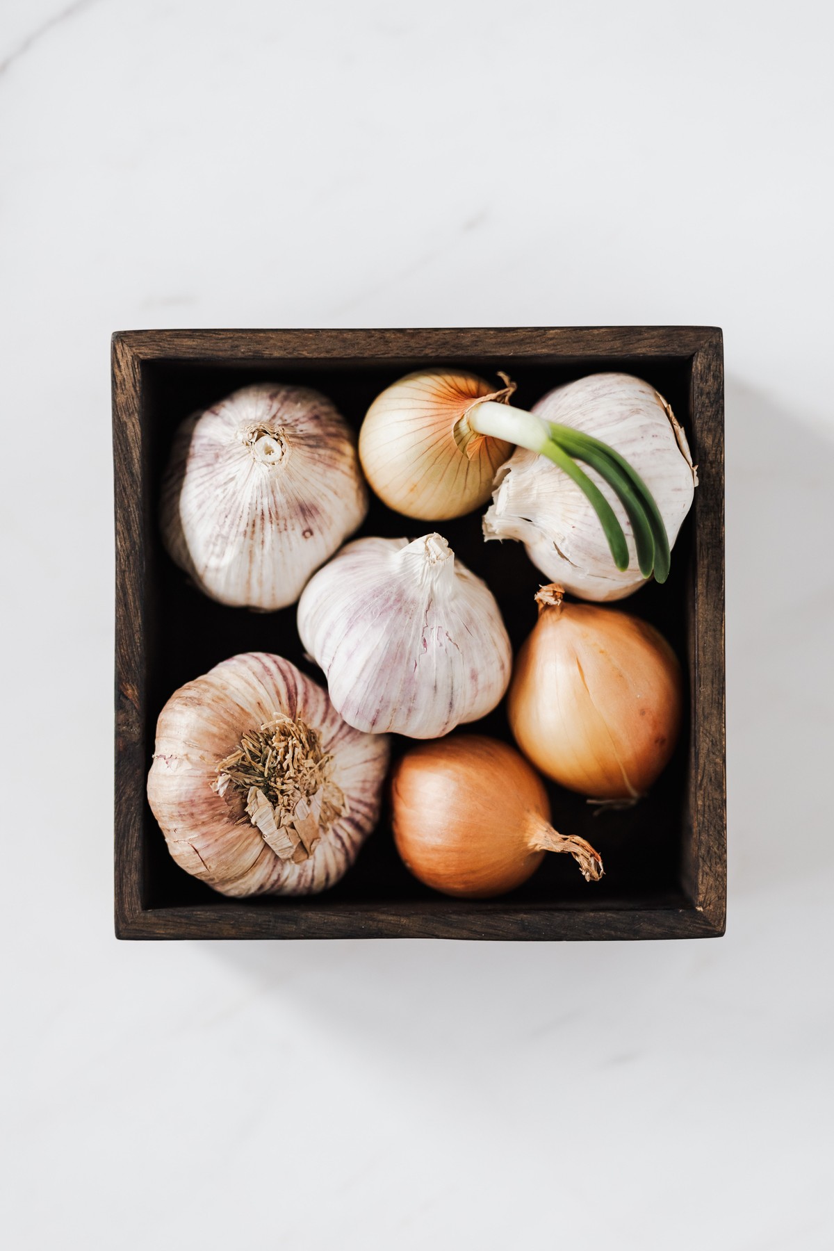How to get the smell of garlic off your hands?  Where to store the onion?  See seasoning tips