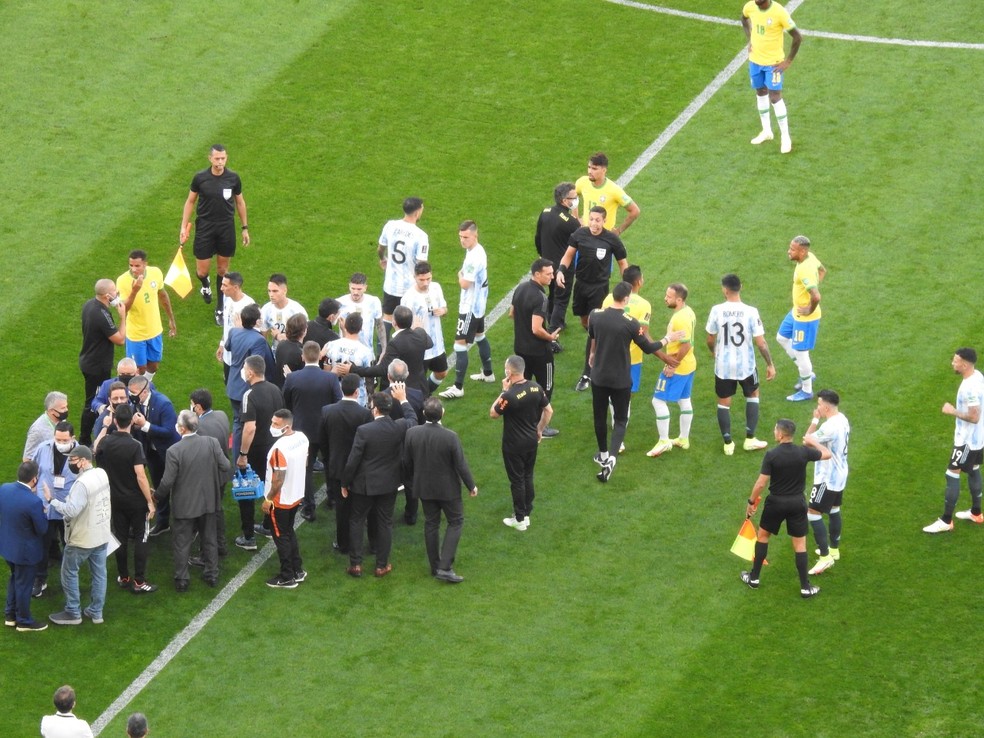 Profissional da Anvisa entra no gramado em Brasil x Argentina — Foto: Bruno Cassucci