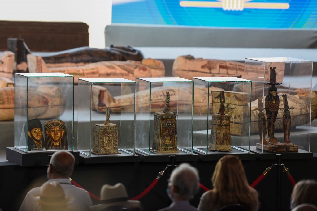 14 November 2020, Egypt, Giza: Attendees look at newly discovered Ancient sarcophagi and statues during a press conference at Saqqara. Egyptian antiquities officials announced the discovery of at least 100 ancient coffins, some with mummies inside. Photo: (Foto: dpa/picture alliance via Getty I)