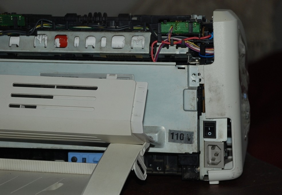Não abra partes aparafusadas da impressora para retirar papel atolado  — Foto: Raquel Freire/TechTudo