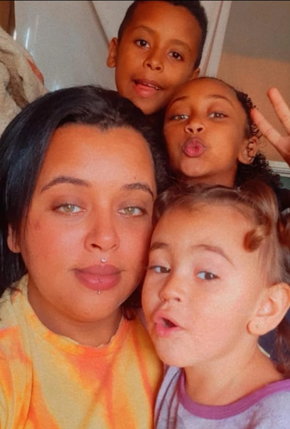 Roselaine e os filhos: David, Rakelly (ao fundo) e Laysla (à frente) — Foto: Arquivo pessoal