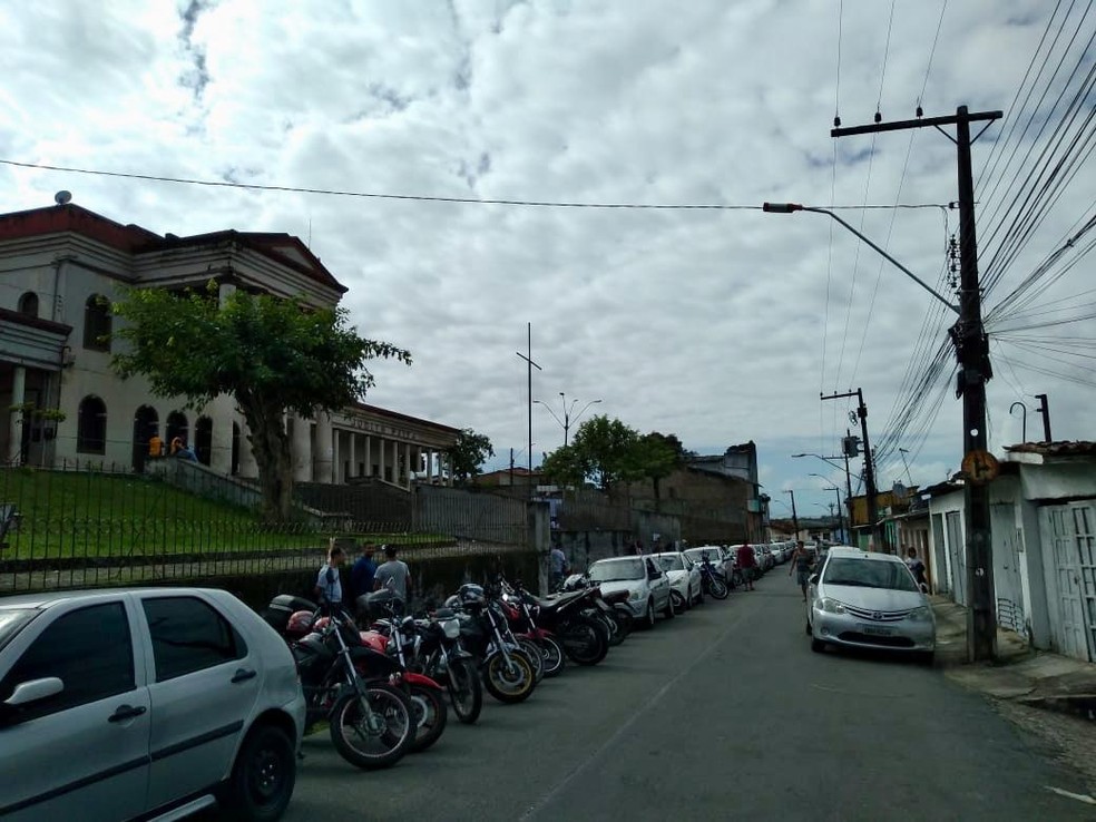 Fila de carros e motos lota ruas durante concurso público em Rio Largo, Alagoas — Foto: Carolina Sanches/G1
