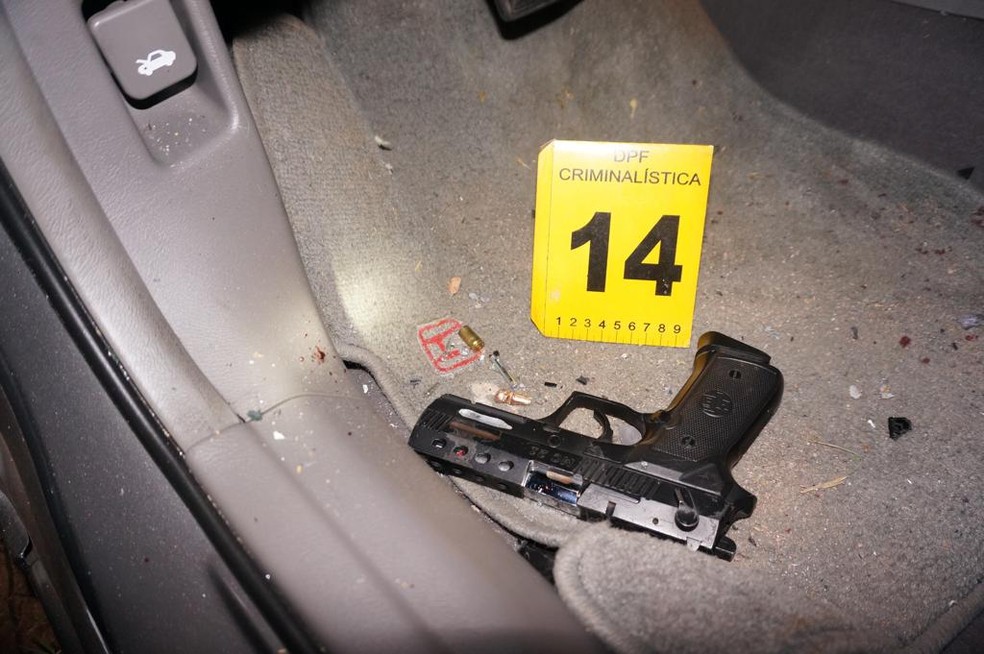 Arma foi apreendida dentro de um dos carros que firou a barreira da PF — Foto: Polícia Federal/Divulgação