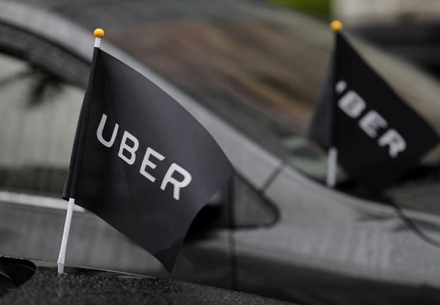 Carro do Uber com bandeira da empresa (Foto: Tyrone Siu/Reuters)
