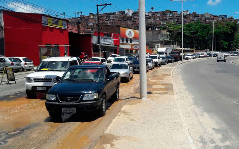 Situação deixou trânsito lento na Avenida San Martin, sentido Largo do Tanque (Foto: Vanderson Nascimento / TV Bahia)