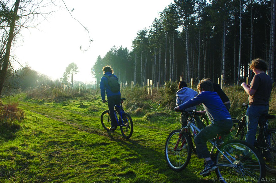 Crianças andam de bicicleta em Summerhill (Foto: Arquivo Pessoal)