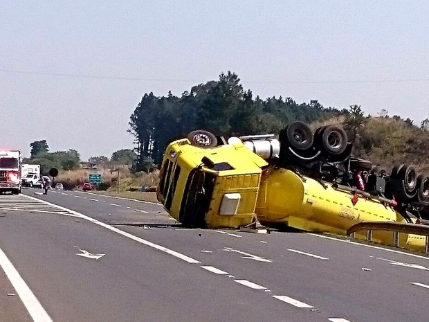 Caminhão-tanque de combustível toma e interdita rodovia de Piracicaba (Foto: Divulgação)