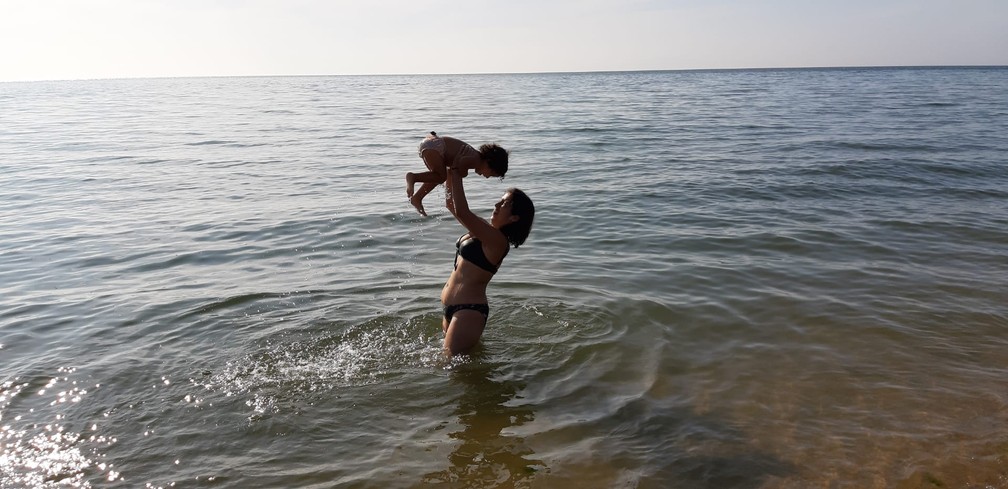 Gabriela e Olívia no lago Baikal, na Rússia. — Foto: Arquivo pessoal/Gabriela Antunes