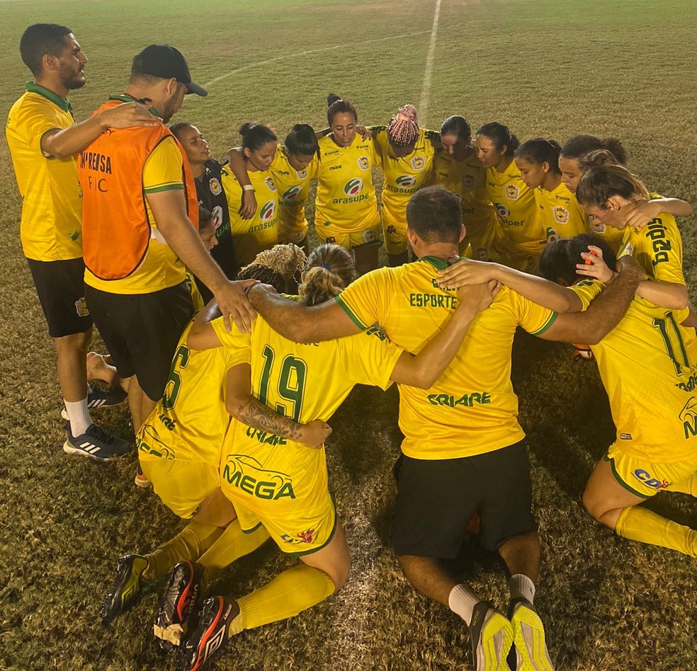 Jogadoras e comissão técnica fazem oração para agradecer classificação para decisão do primeiro turno do Acreano Feminino — Foto: Arquivo pessoal/Wemerson Araújo