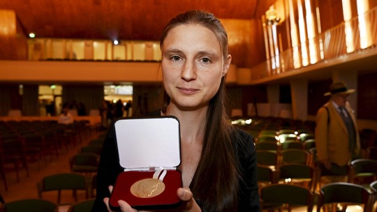 Ucraniana se torna segunda mulher a receber Medalha Fields, prêmio dado também a outros três matemáticos