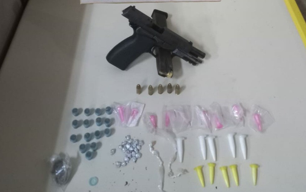 Perseguição policial a um carro termina com troca de tiros e baleado em Sussuarana. — Foto: Divulgação / Polícia Militar
