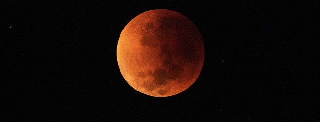 A "Lua de sangue" é vista durante eclipse total da Lua no Rio na madrugada desta segunda-feira — Foto: Carl de Souza / AFP