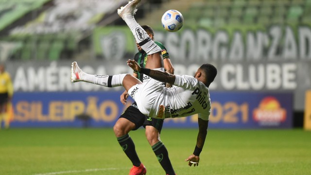 Marinho tenta bicicleta contra o América-MG