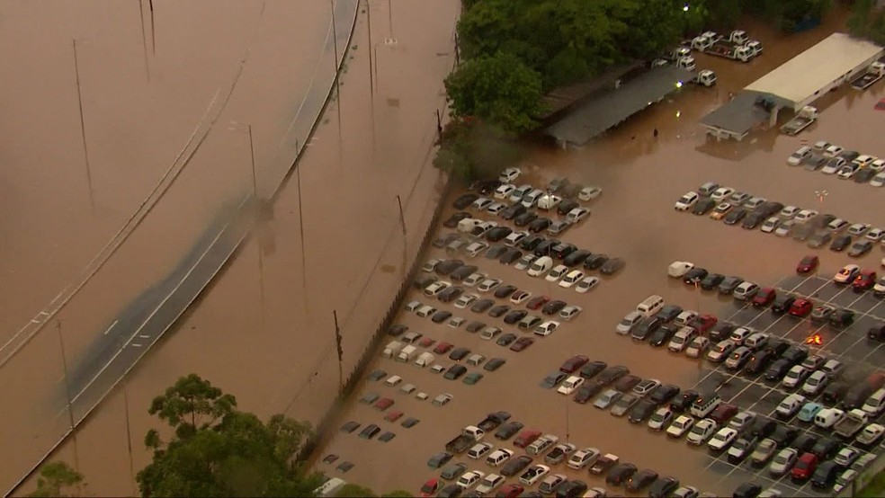 Pátio de veículos ficou alagado na Zona Oeste de São Paulo — Foto: Reprodução/TV Globo