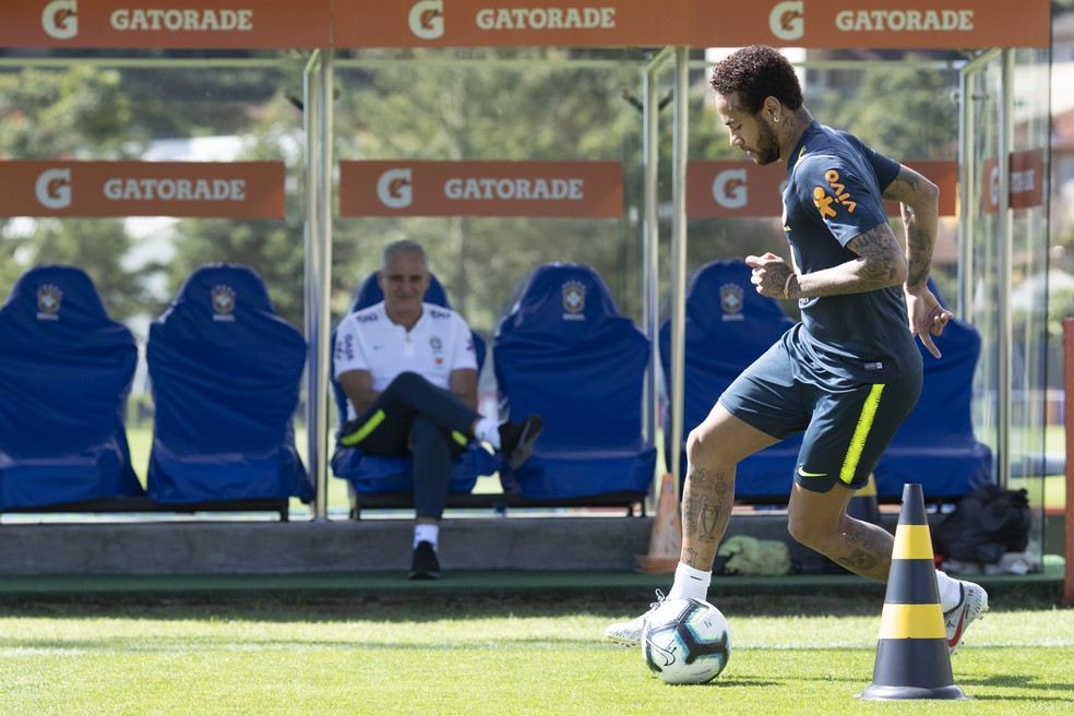 Neymar treina no campo observado por Tite, técnico da seleção brasileira — Foto: Lucas Figueiredo/CBF