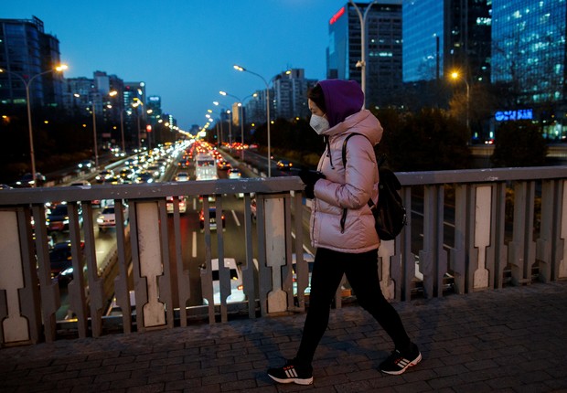 Mulher com máscara de proteção em Pequim  (Foto: REUTERS/Thomas Peter)