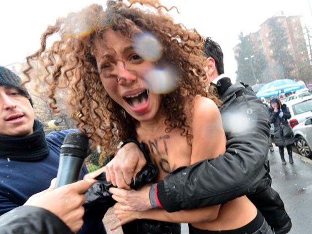 Ativista do Femen protesta contra Berlusconi neste domingo. O ex-primeiro-ministro foi acusado de envolvimento em escândalos sexuais (Foto: Giuseppe Cacace/AFP)