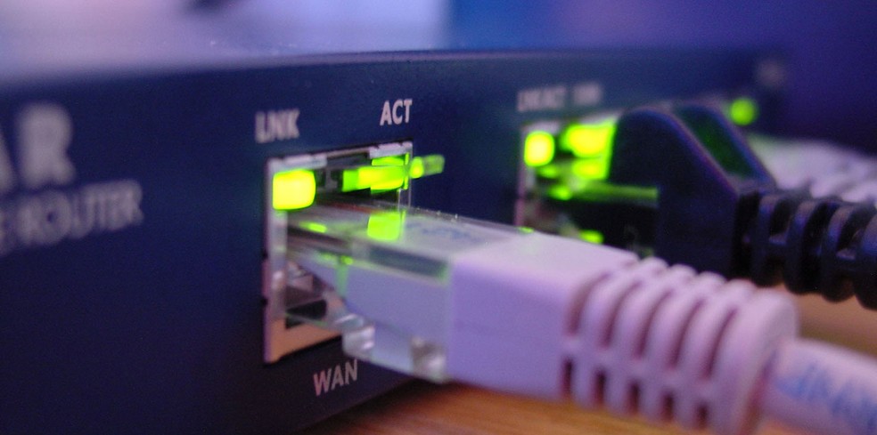 Conexões por VPN desviam o acesso usando um intermediário, o que pode ser benéfico quando a rede não é confiável. — Foto: Anders Engelbøl/Freeimages.com