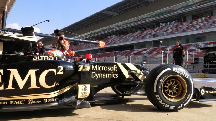 Lotus de Pastor Maldonado no 1º dia de testes de pré-temporada da F-1 em Barcelona (Foto: Divulgação)