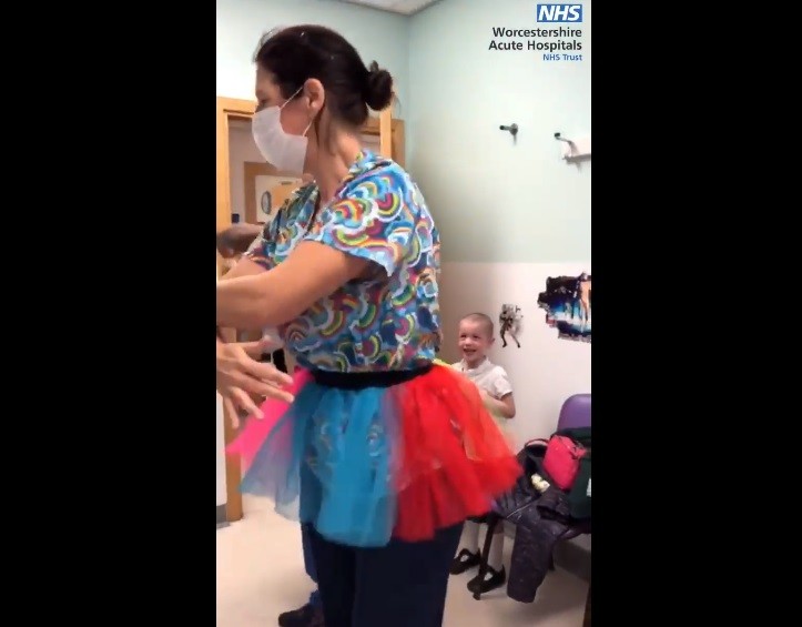 Funcionários de hospital improvisam balé e encantam menina em tratamento contra o câncer (Foto: Reprodução/Facebook/Worcestershire Acute Hospitals NHS Trust)