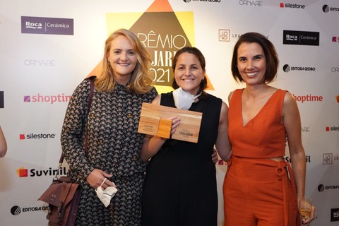 Camila Stump e Nabila Sukrieh, do Estúdio Minke, vencedoras da categoria Identidade, ao lado da diretora de redação de Casa e Jardim, Thaís Lauton