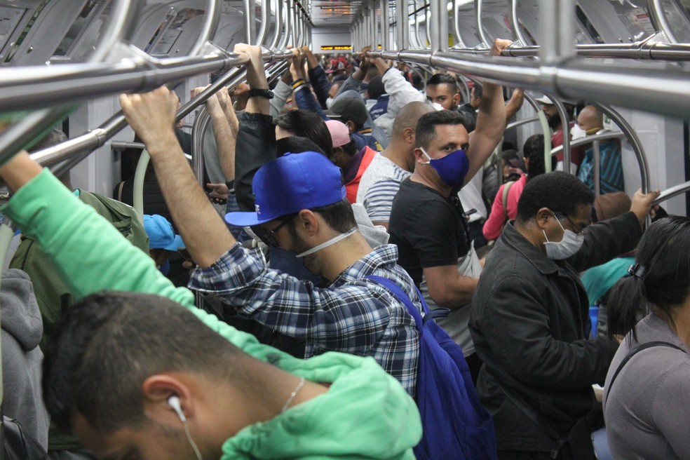 Movimentação nos trens durante a quarentena em São Paulo na segunda feira, 20 de abril — Foto: WILLIAN MOREIRA/FUTURA PRESS/ESTADÃO CONTEÚDO