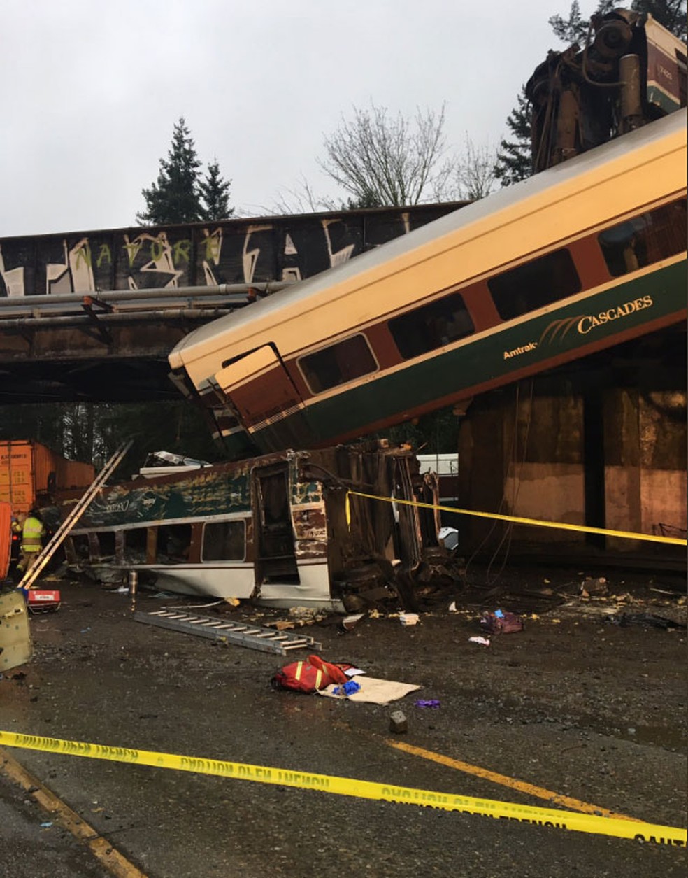 Trem descarrilou e caiu sobre rodovia nos EUA (Foto: Reprodução/ Twitter/ Trooper Brooke Bova)