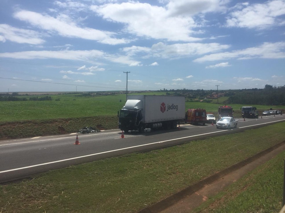 Acidente aconteceu na manhã desta terça-feira (12) na Rodovia Marechal Rondon em Areiópolis — Foto: Gabriel Tibaldo/TV TEM