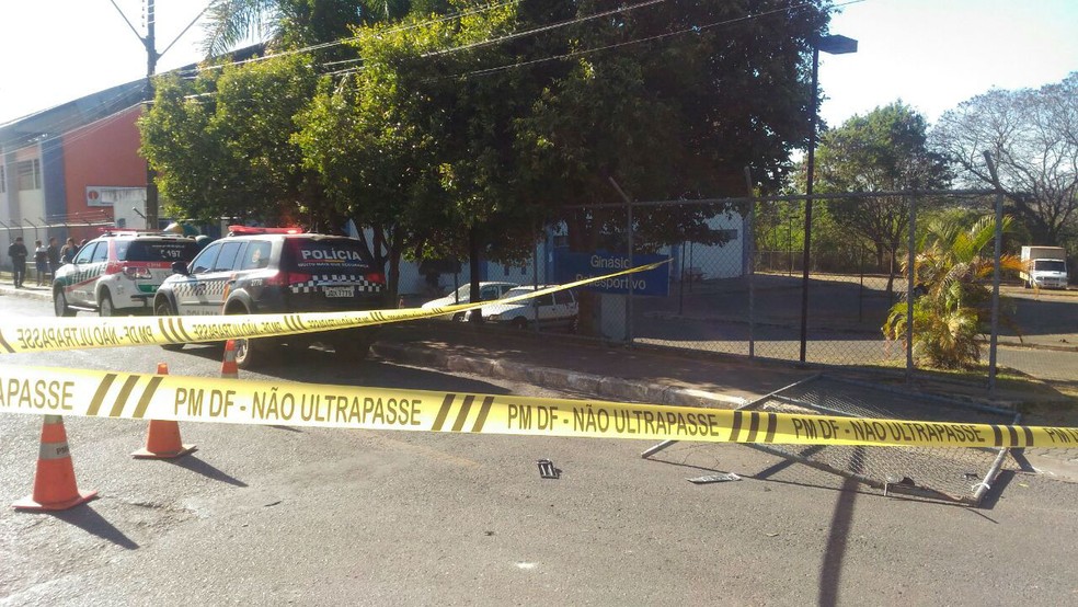 Polícia Militar do DF isola ginásio esportivo na Candangolândia onde vigilante foi assassinado (Foto: Sindicato dos Vigilantes do DF/Divulgação)