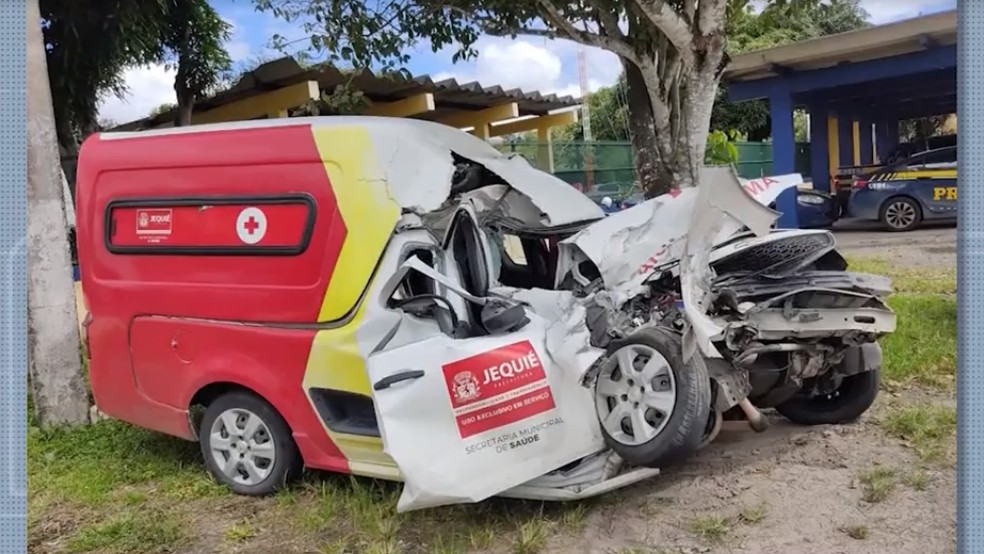 Ambulância bate em fundo de caminhão caçamba e deixa feridos no sudoeste da Bahia — Foto: Reprodução/TV Sudoeste