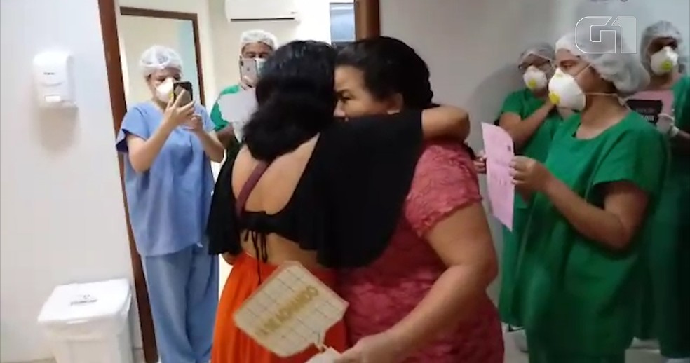 Flávia recebe abraço após receber alta da Covid-19 no Hospital Universitário, em São Luís — Foto: Divulgação/HUUFMA
