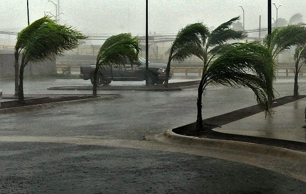 Ventos e chuva da tempestade tropical Patrícia em Manzanillo, no México (Foto: Jonathan Levinson/AFP)