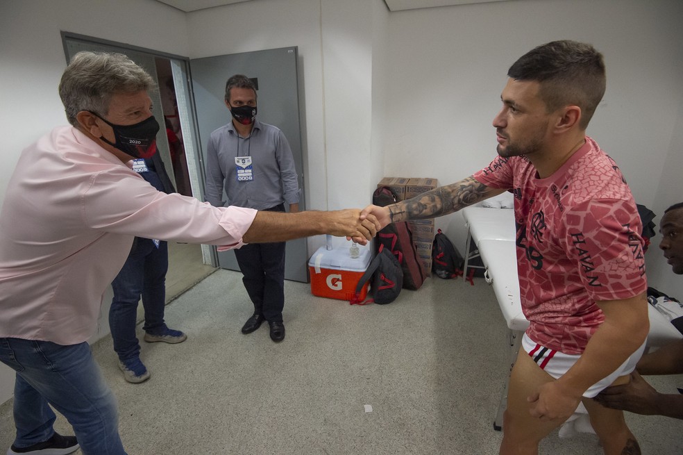 Renato com Arrascaeta no vestiário antes de Flamengo x Chapecoense — Foto: Alexandre Vidal/Flamengo