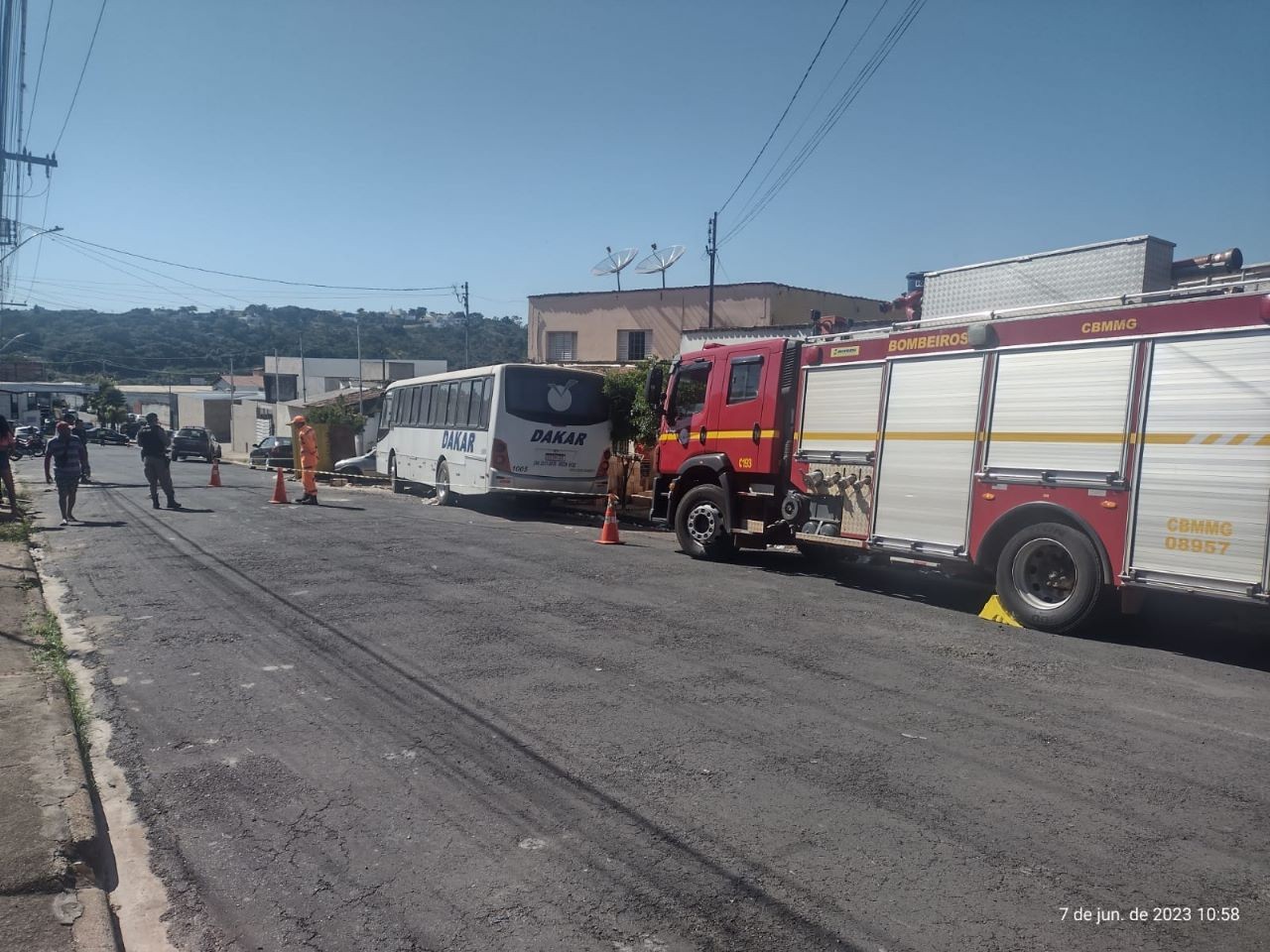 Idoso morre e homem fica ferido após ônibus desgovernado descer rua em Araxá