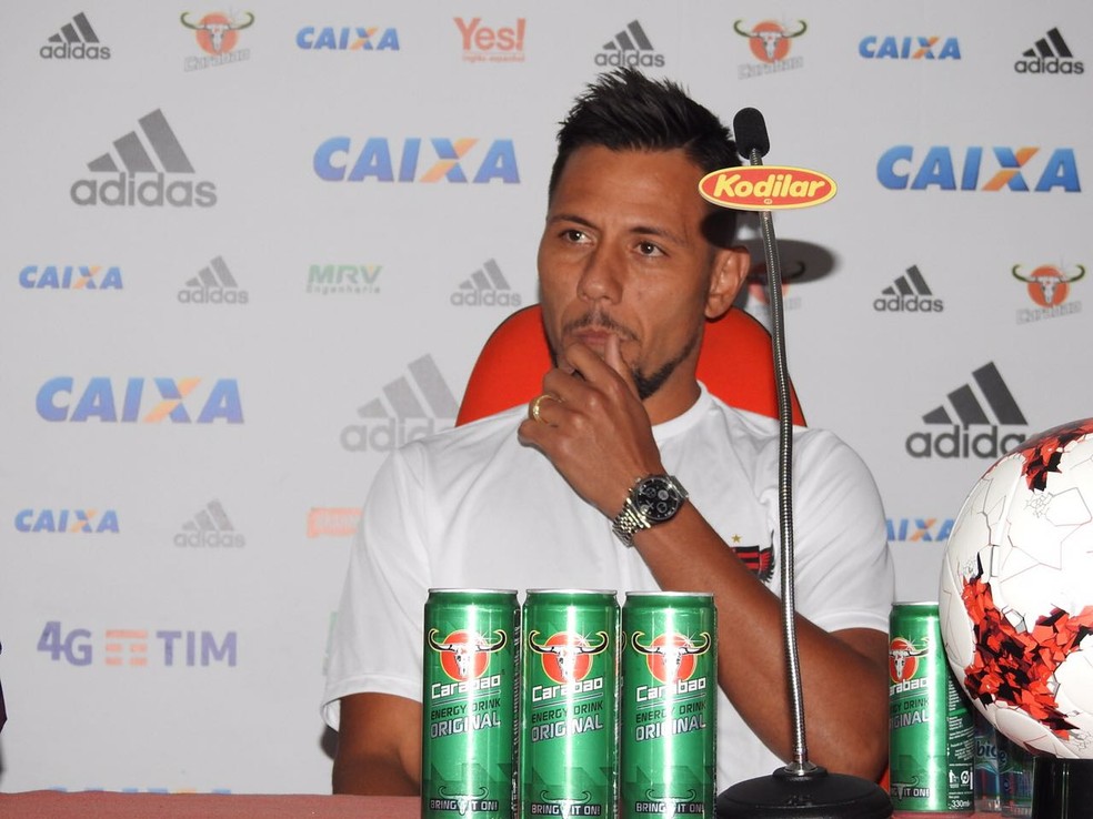 Diego Alves &eacute; a nona contrata&ccedil;&atilde;o do Flamengo em 2017 &mdash; Foto: Fred Gomes