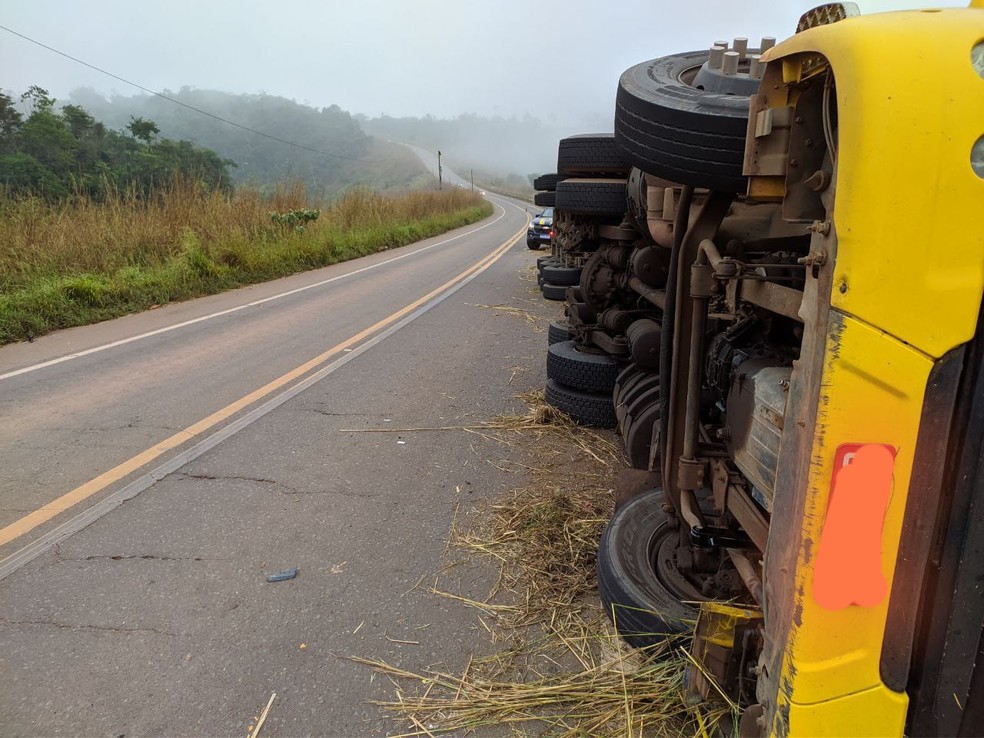 Motorista morre após carreta tombar na BR-010 no Maranhão — Foto: Divulgação/PRF