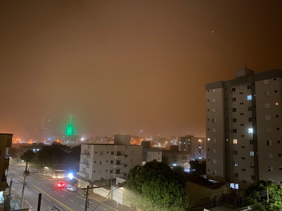 Imagem do céu de poeira em Uberlândia em 26/09/2021 — Foto: Loise Monteiro/G1