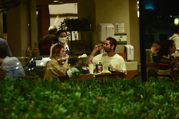 Grávida, Rafa Brites curte jantar com Felipe Andreoli e o filho, Rocco (Foto: Leo Franco/AgNews)