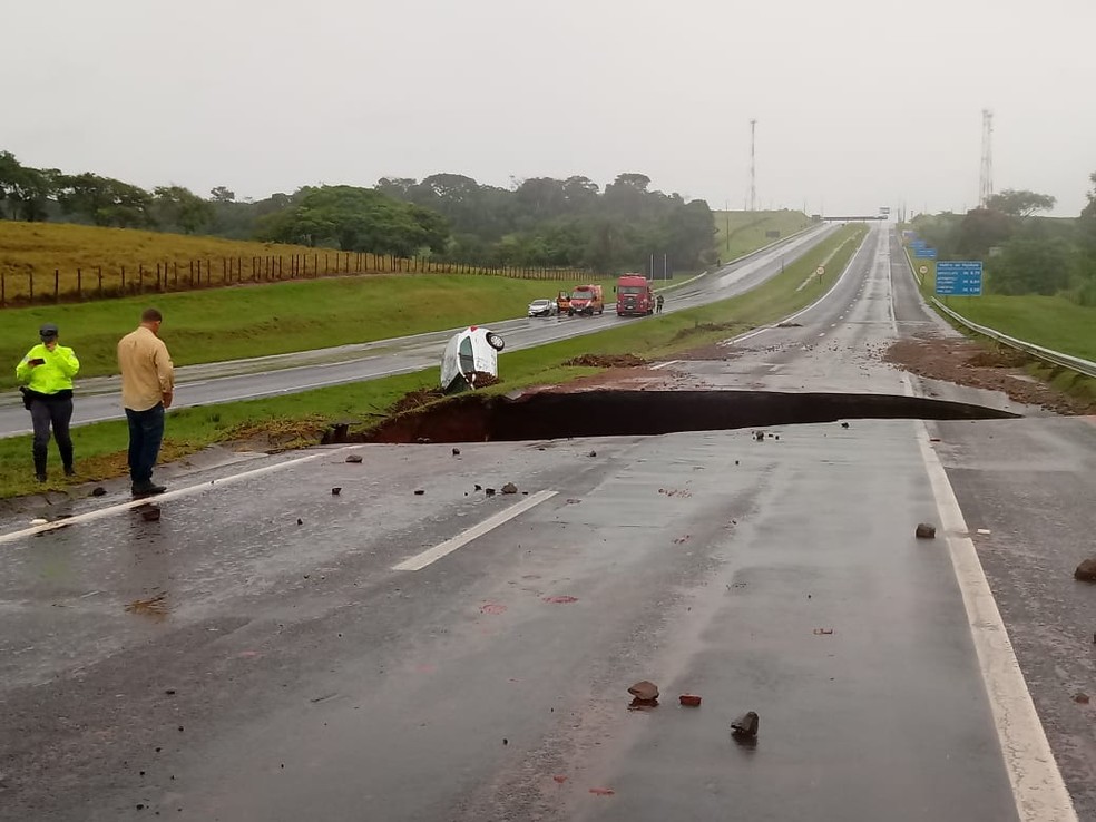 Chuva faz trecho de rodovia desmoronar e caminhão cai no buraco em Botucatu — Foto: Arquivo pessoal