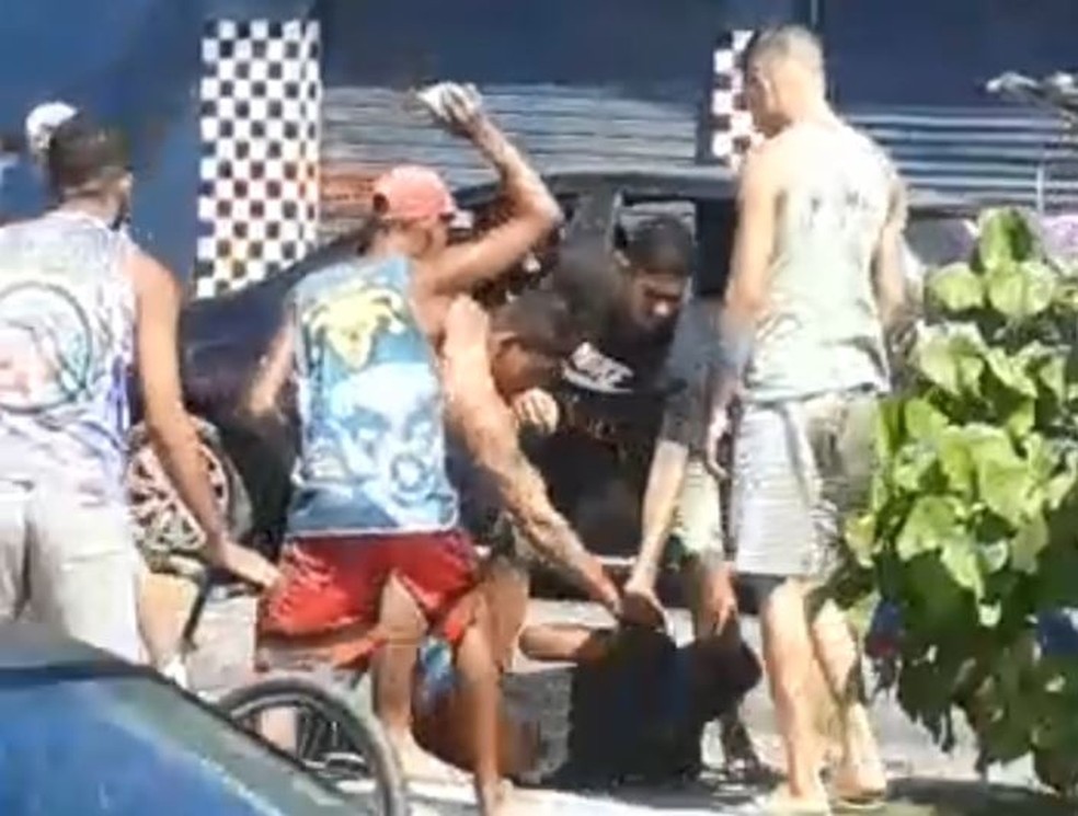 Homem Ã© espancado na Zona Oeste do Recife â€” Foto: ReproduÃ§Ã£o/WhatsApp
