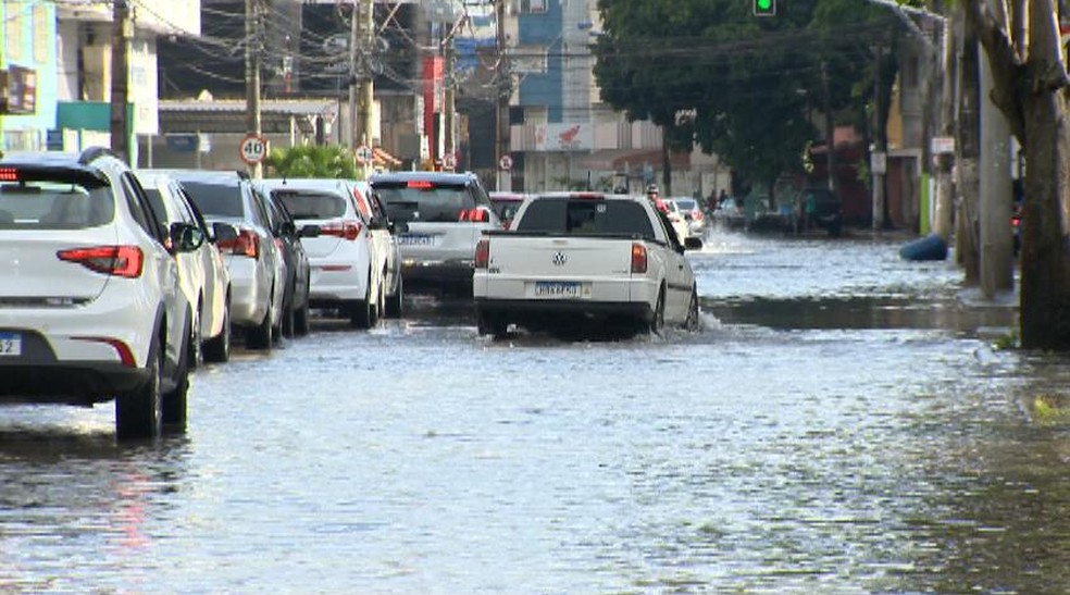 Ruas de Vila Velha ainda estavam alagadas nesta segunda-feira após fortes chuvas — Foto: Reprodução/TV Gazeta